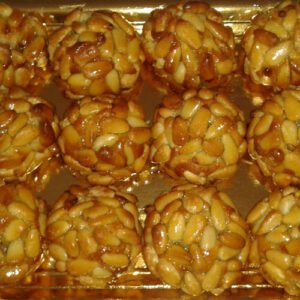 Yemas con piñones realizadas artesanalmente por las Carmelitas de Dos Hermanas